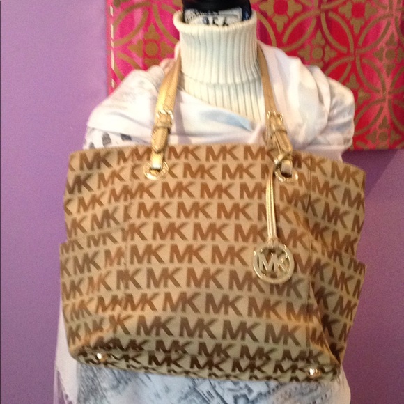 Micheal kors handbag-authentic-almost new - Picture 2 of 6